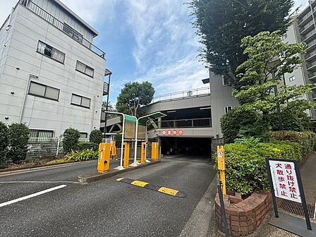 緑豊かな植栽に囲まれ、落ち着いた環境が保たれた敷地内の入り口風景です。