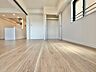 室内：木目の柔らかな質感が足元から広がり、心地よい静けさと穏やかな調和を感じさせる住空間です。