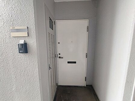 落ち着いた色合いでまとめられた、シンプルで端正な佇まいのアプローチ。