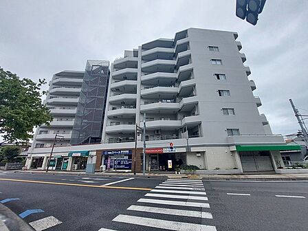 街並みに溶け込む洗練された佇まいが、穏やかな日常を予感させる外観。