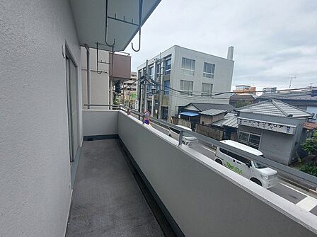 開放感のあるバルコニーから街並みを見渡し、穏やかな日常の時間を実感できる空間。
