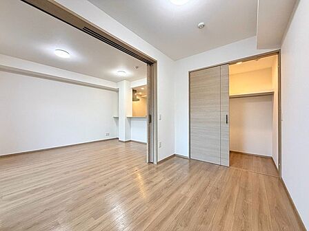 木目の温もりが心地よい、開放感とつながりを感じさせる穏やかな空間