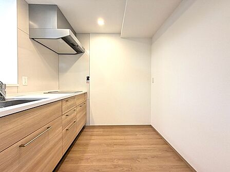 温もりある木目が調和する、すっきりと洗練された空間が心地よいひとときを演出します。