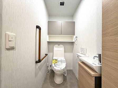 清潔感のある白を基調とした空間に木の温もりが調和する落ち着いたプライベートスペース
