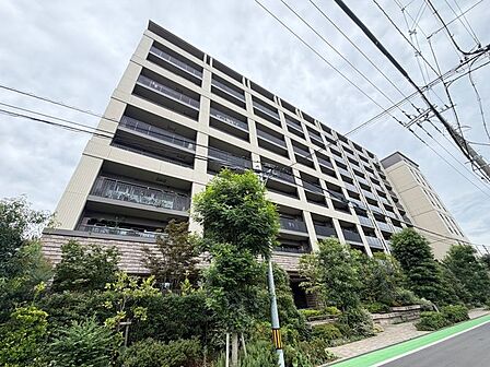 豊かな緑に囲まれ、洗練された佇まいが日常に心地よい時間を紡ぎ出す邸宅。