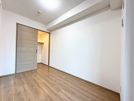 すっきりと整った白を基調とした空間に、木の温もりが優しく調和する落ち着いた佇まい。
