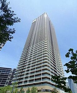 外観：50階建タワーレジデンス。端正なフォルムが周りの風景に溶け込みながらも、美しく存在感を表しております。