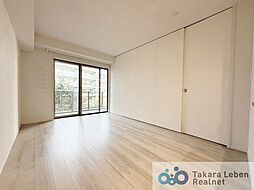 約13.4帖のLDK。隣接する洋室の間仕切りは1面開放可能です。2部屋繋げると広々約18.4帖に。