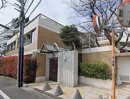 1住戸のみ×2フロアで戸建のようにお住まいただけます。オートロック付きで安心のセキュリティ。