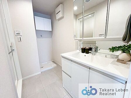 シンプルですっきりしたデザインの洗面台。無駄がなく、使い勝手の良い仕様となっております。