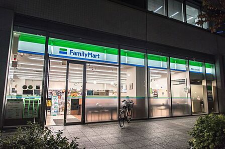 ファミリーマート晴海二丁目/S店 徒歩1分。 30m