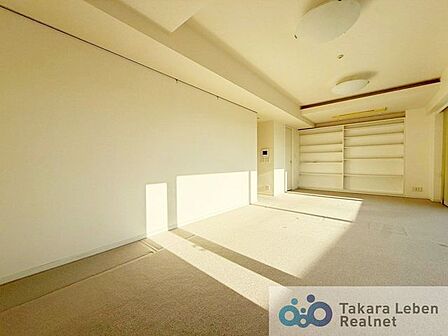 毎日のお食事やティータイム、読書やお昼寝など、なんでも受け入れてくれる自由で心地良いリビング。