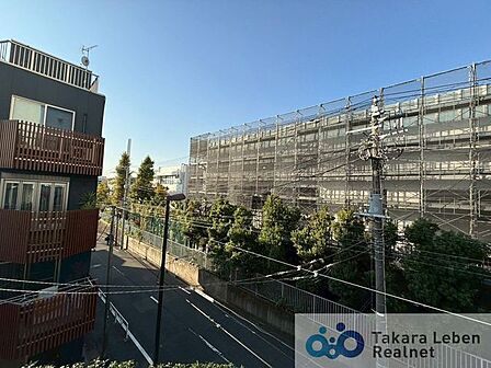 バルコニーからの眺望。室内にも爽やかな風と心地の良い日差しが差し込みます。
