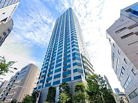 全263戸を優しく包み込む気品高い風格の佇まい。日々の暮らしに彩りを与えてくれるよう、しっかりと整備された緑も配し、居住者様の温もりある暮らしを支えます。
