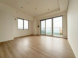 約15.8帖のリビングダイニングキッチン。南東向きの二面採光で明るい空間です。