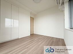 約6.1帖の洋室。宿題をしたり、リモートワークに勤しんだり。落ち着いた雰囲気の中でゆっくりと思考を巡らすことができます。お子様が成長した後も独立した空間として利用可能です。