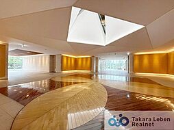 マンションエントランスです。落ち着いた温かみのある色調で、住む人をやさしく迎えてくれます。広々とした高級感溢れるエントランスが、ワンランク上の生活をお約束致します。