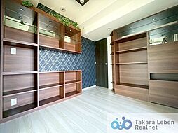 収納棚の豊富なお部屋。寝室は一日の疲れを癒す休息の場所。適度な採光と通風を確保する事で心地よい空間が生まれ、明日への活力とつながっていきます。