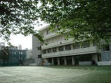 港区立青山小学校 徒歩8分。 610m