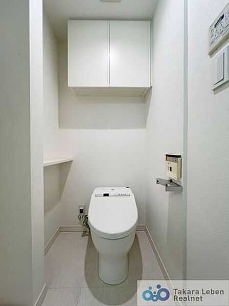 カウンター付き温水洗浄機能トイレ。空間を広く感じられるタンクレスです。