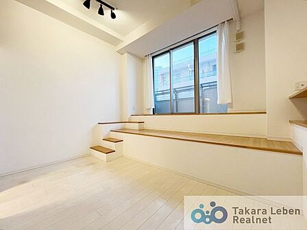直射日光が入りにくい北向きの為、クロスや家具など色褪せの心配なし。比較的夏も涼しくお過ごしいただけます。
