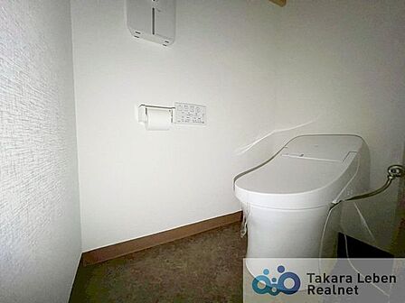 デザイン性が高いタンクレスを採用。省スペースで空間が広くなり、節水効果もあり、掃除もしやすいです。