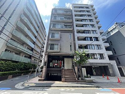 外観:陽光を浴び照らされた美しい煌めきのフォルムが、周りの風景に馴染みながらも存在感を際立たせております。もちろん、その中にもどこか優しさを感じさせるカラーを採用し、住まう人を優しく包み込みます。 外観:陽光を浴び照らされた美しい煌めきのフォルムが、周りの風景に馴染みながらも存在感を際立たせております。もちろん、その中にもどこか優しさを感じさせるカラーを採用し、住まう人を優しく包み込みます。