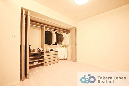 洋室約8.0帖：収納力のあるクローゼットで、お部屋がスッキリ広く使用できます。