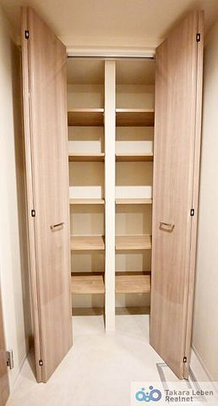 キッチン後方の物入は、食品・調味料のストックや日用品などの収納場所としても便利です。