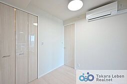 洋室約5.6帖：ナチュラルテイストの白を基調とした空間にはどんなインテリアも馴染みます。