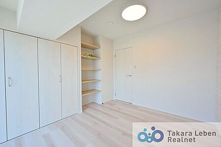 洋室約5.9帖:過ぎ行く時間をゆったりと感じることができる落ち着いたお部屋。