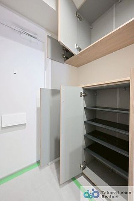 高さのある収納を設け、ご家族皆さまのお履き物をしっかりと収納できます。