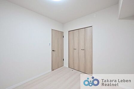 洋室約4.7帖：収納力のあるクローゼットで、お部屋がスッキリ広く使用できます。