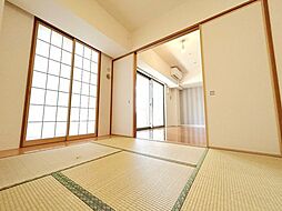 和室約5.5帖：客間にも趣味部屋にも。多目的に使える和の一室。