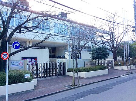 港区立本村小学校 徒歩9分。 670m
