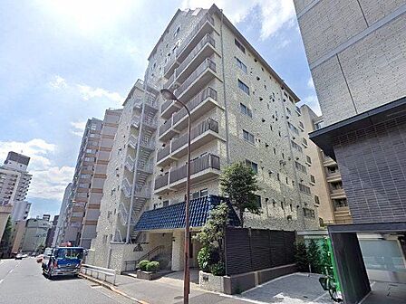 南北線「麻布十番」駅徒歩約4分。複数駅利用で交通アクセス便利。全70世帯のヴィンテージマンション。