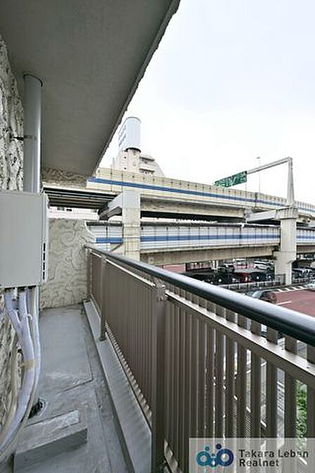陽光が燦々と入り込む明るいバルコニーで、日々の暮らしをより鮮やかに彩ります。
