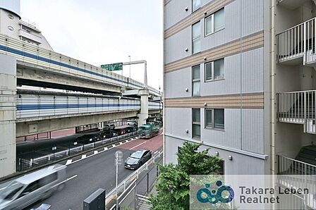 陽光が燦々と入り込む明るいバルコニーで、日々の暮らしをより鮮やかに彩ります。