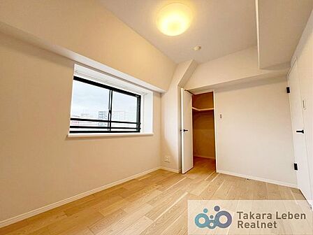 洋室約5.6帖:居心地のいい暮らしには欠かせない眩い採光。やすらぎの時間を演出します。