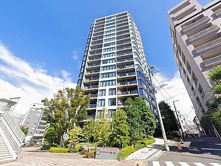 東京メトロ千代田線「代々木公園」駅から徒歩約2分の好立地。総戸数196戸19階建大規模レジデンス。
