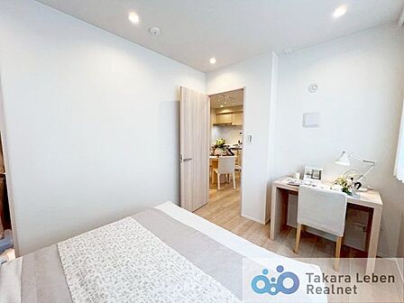 洋室：過ぎ行く時間をゆったりと感じることができる落ち着いたお部屋。