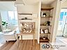 リビング/ダイニング：帰りたくなる空間を意識。やわらかな陽光を纏った広々としたリビングでくつろぎのひと時。