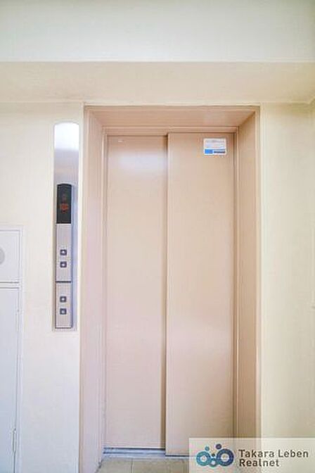 共用部にエレベーターを設置したマンションで、各階へのアクセスがスムーズ。日々の暮らしに配慮された設計です。