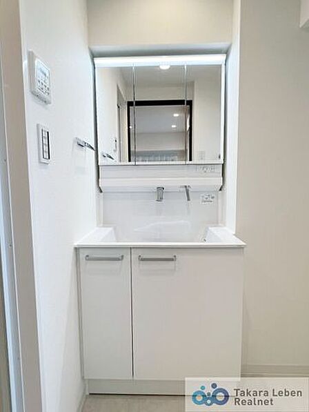 鏡裏にも収納可能な三面鏡洗面化粧台