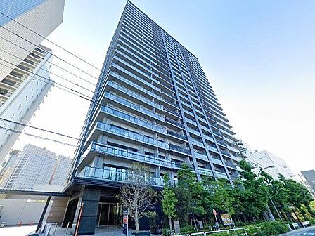 東京モノレール羽田線「天王洲アイル」駅から徒歩約5分。京浜運河沿いに佇む26階建マンション。