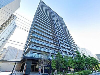 外観：東京モノレール羽田線「天王洲アイル」駅から徒歩約5分。京浜運河沿いに佇む26階建マンション。