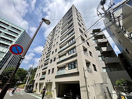 都営新宿線「市ヶ谷」駅から徒歩約3分の好立地。外堀に面した日当り良く開放感のある佇まい。