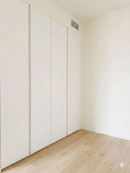 バルコニー側洋室約6.0帖：収納力のあるクローゼット付き。居室を広々と使いやすく保てます。