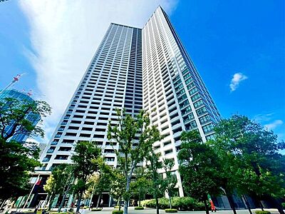外観:重厚感とスタイリッシュさを兼ね備えたマンション外観。高層階からの眺望も大きな魅力のひとつです。 外観:重厚感とスタイリッシュさを兼ね備えたマンション外観。高層階からの眺望も大きな魅力のひとつです。