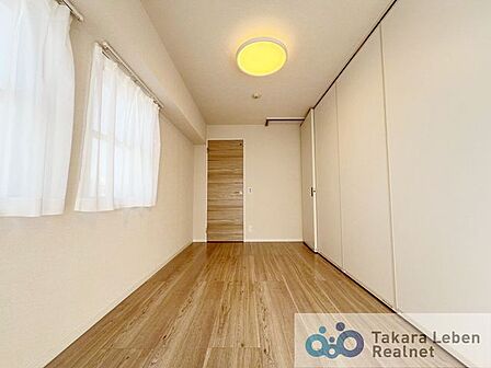 約6.5帖の洋室　　※ウォールドアを閉めた状態です。